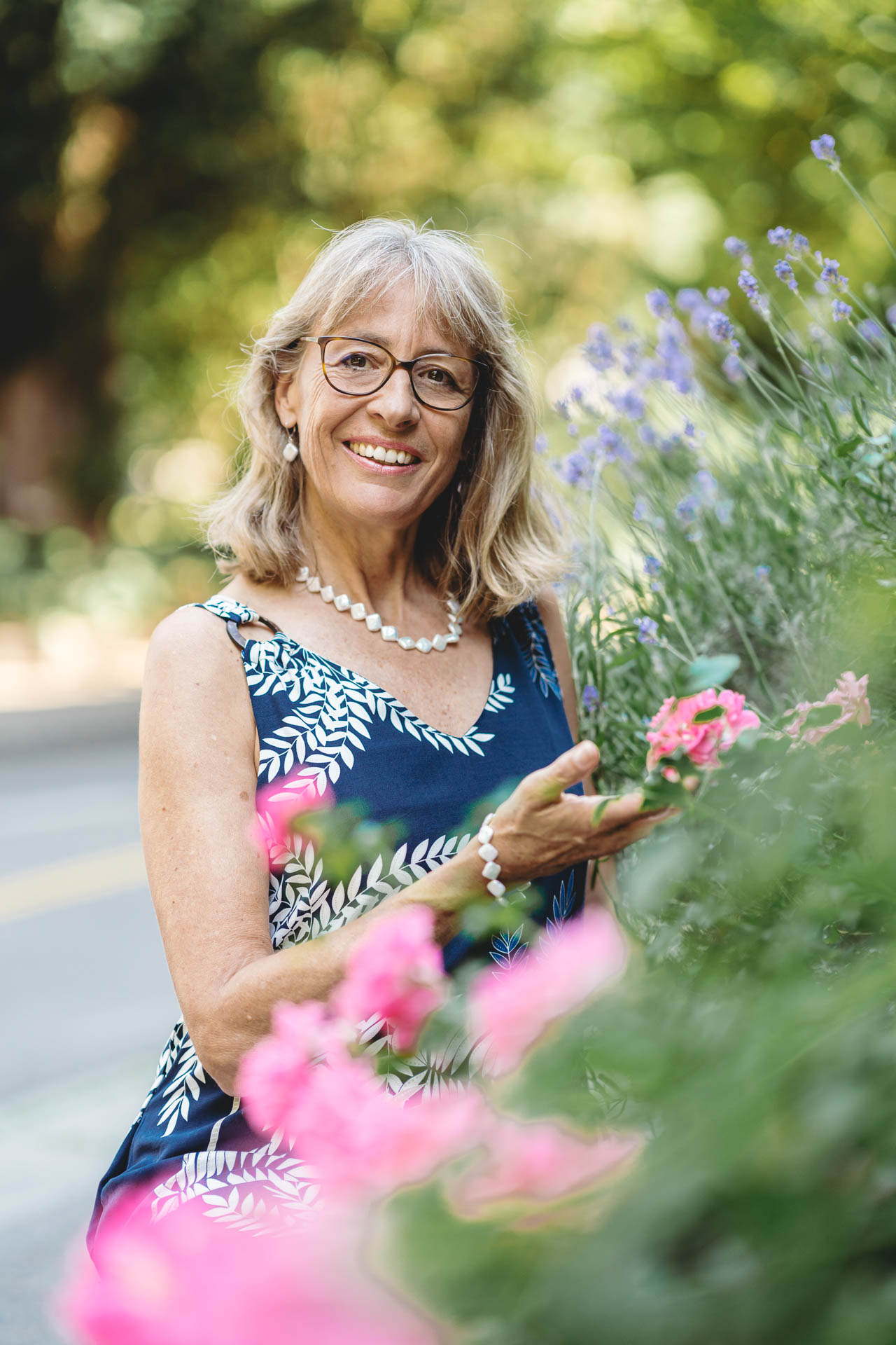Bettina Scheck im Garten